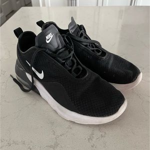 Women’s size 7 Nike airmax.